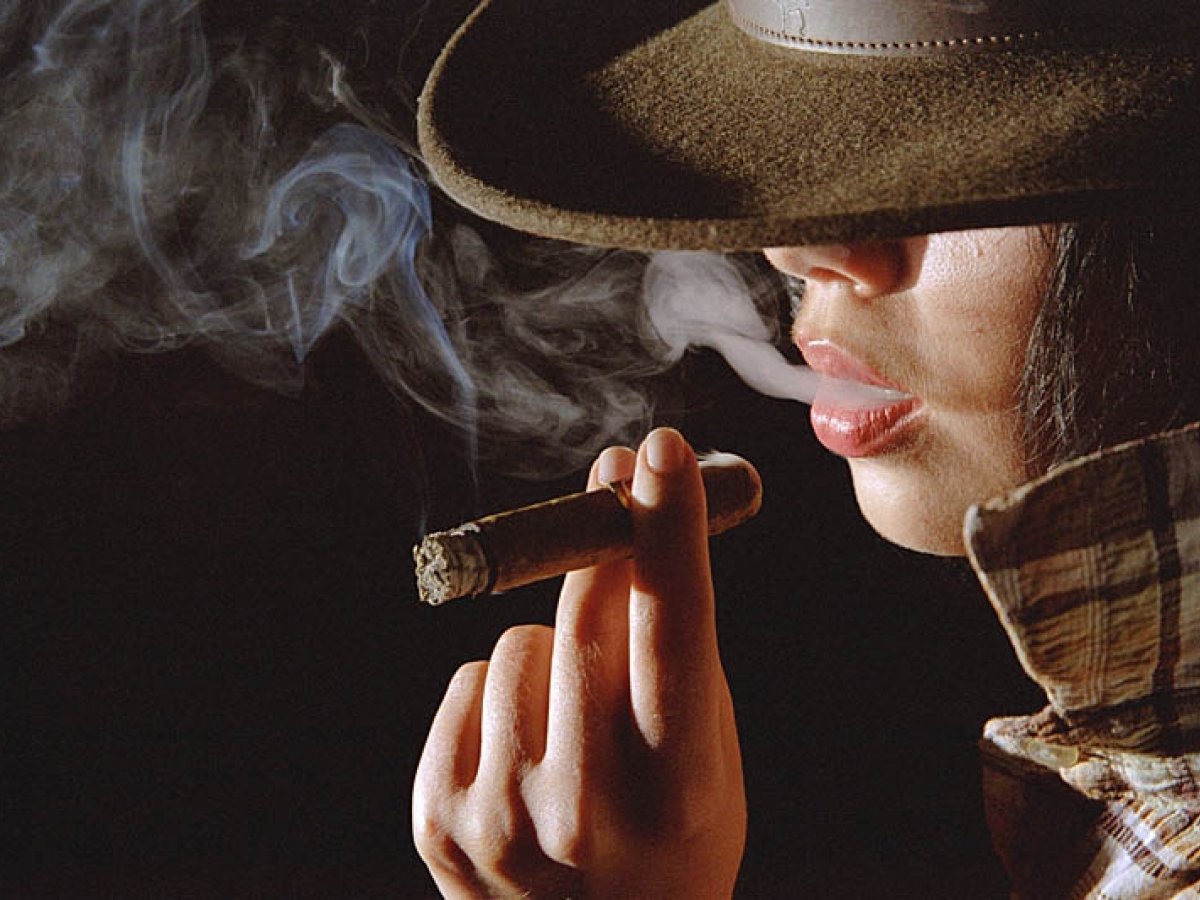 Виски шляпа. Дама с сигарой. Женщина с сигарой. Женщина в шляпе с сигаретой. Дама в шляпе с сигарой.